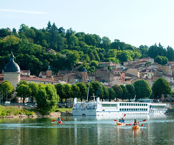 Activiteiten rond het water aan de oevers van de Saône