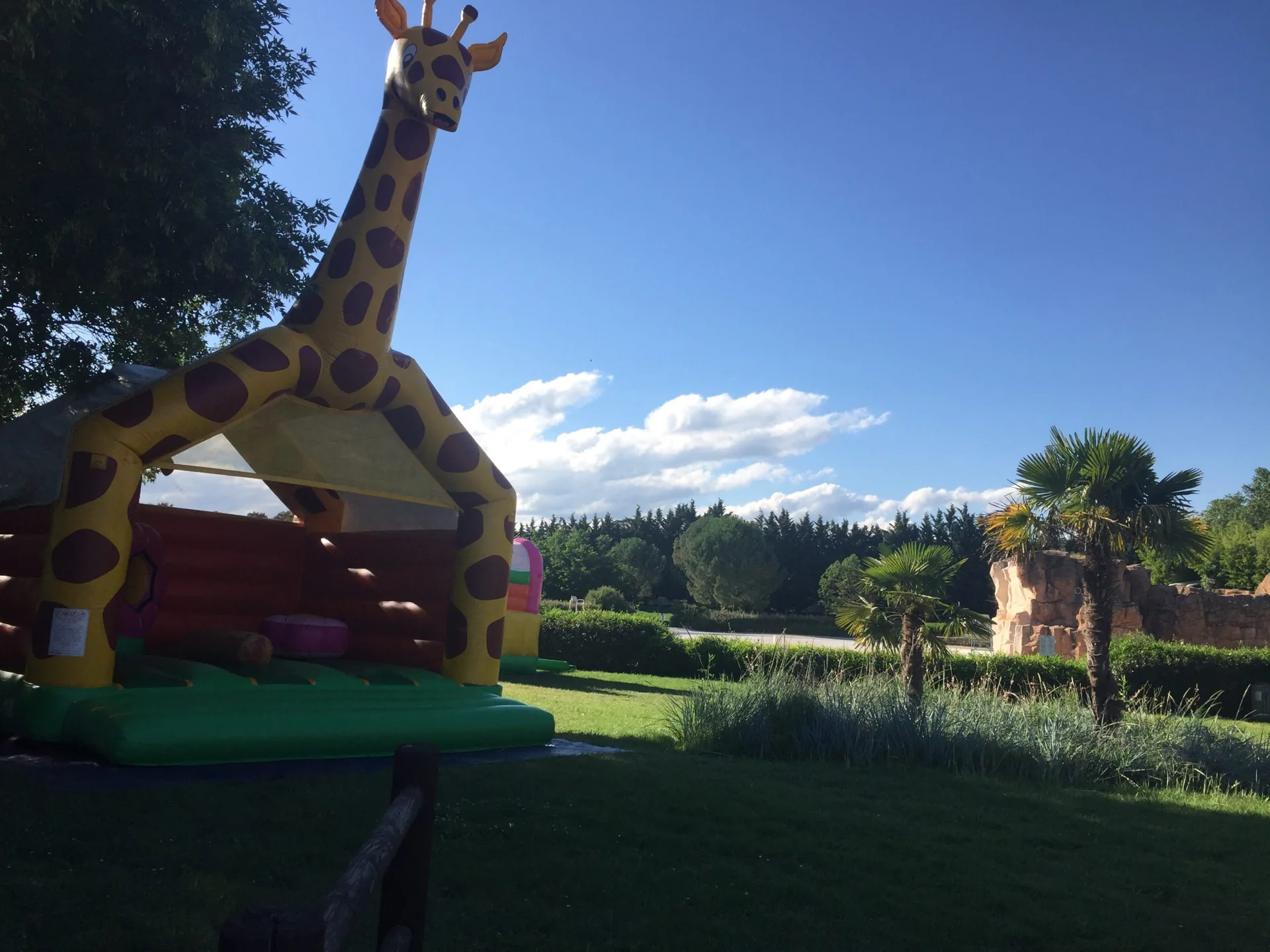 Espace détente familles à La Bulle, camping Kanôpée Village Trévoux